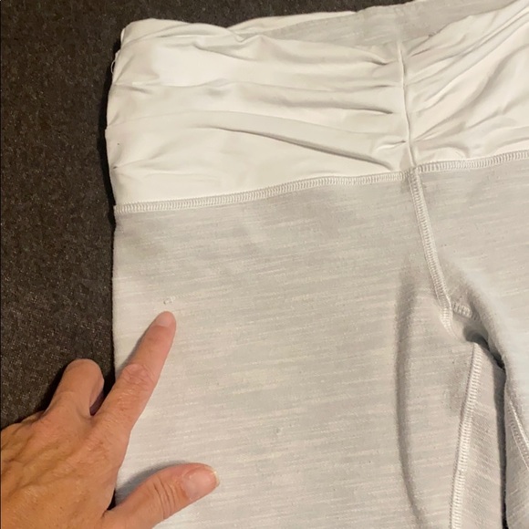 Lululemon white and gray ruched Capri legging - Picture 5 of 6
